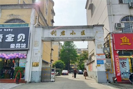 东岳广场3室2厅2卫90万119m2简单装修出售